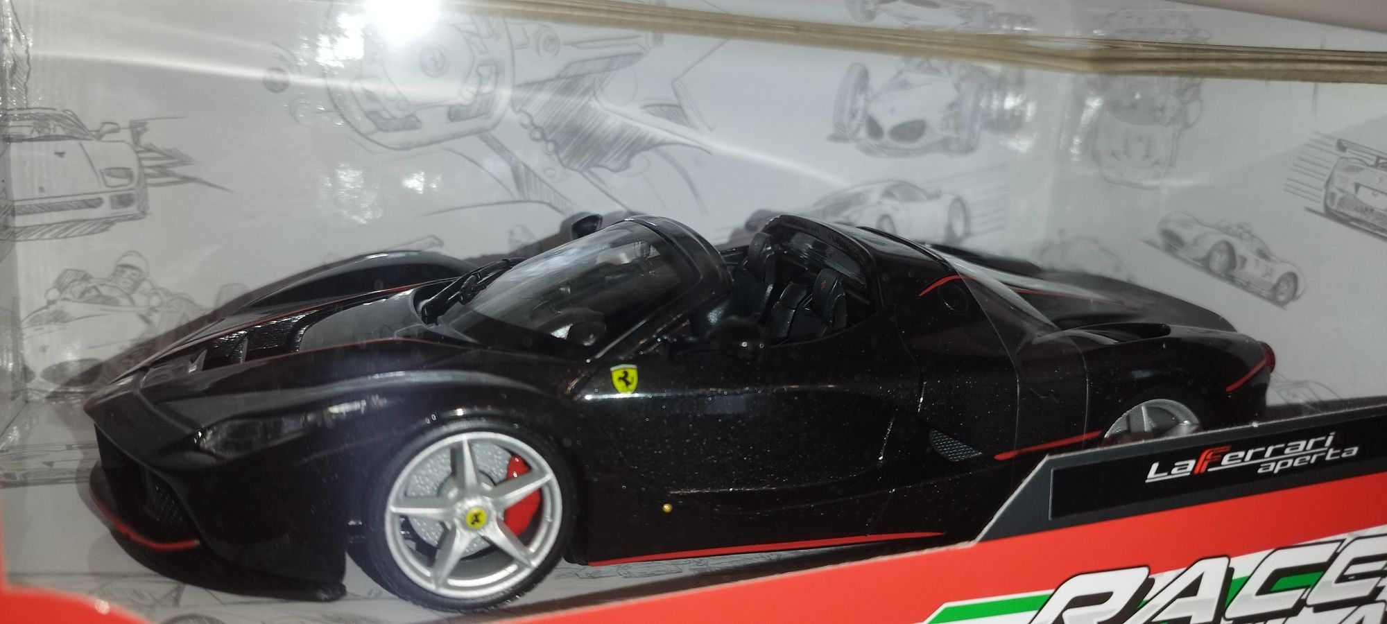 Bburago Race+Play Ferrari LaFerrari Aperta Black, skala 1:24 Burago.