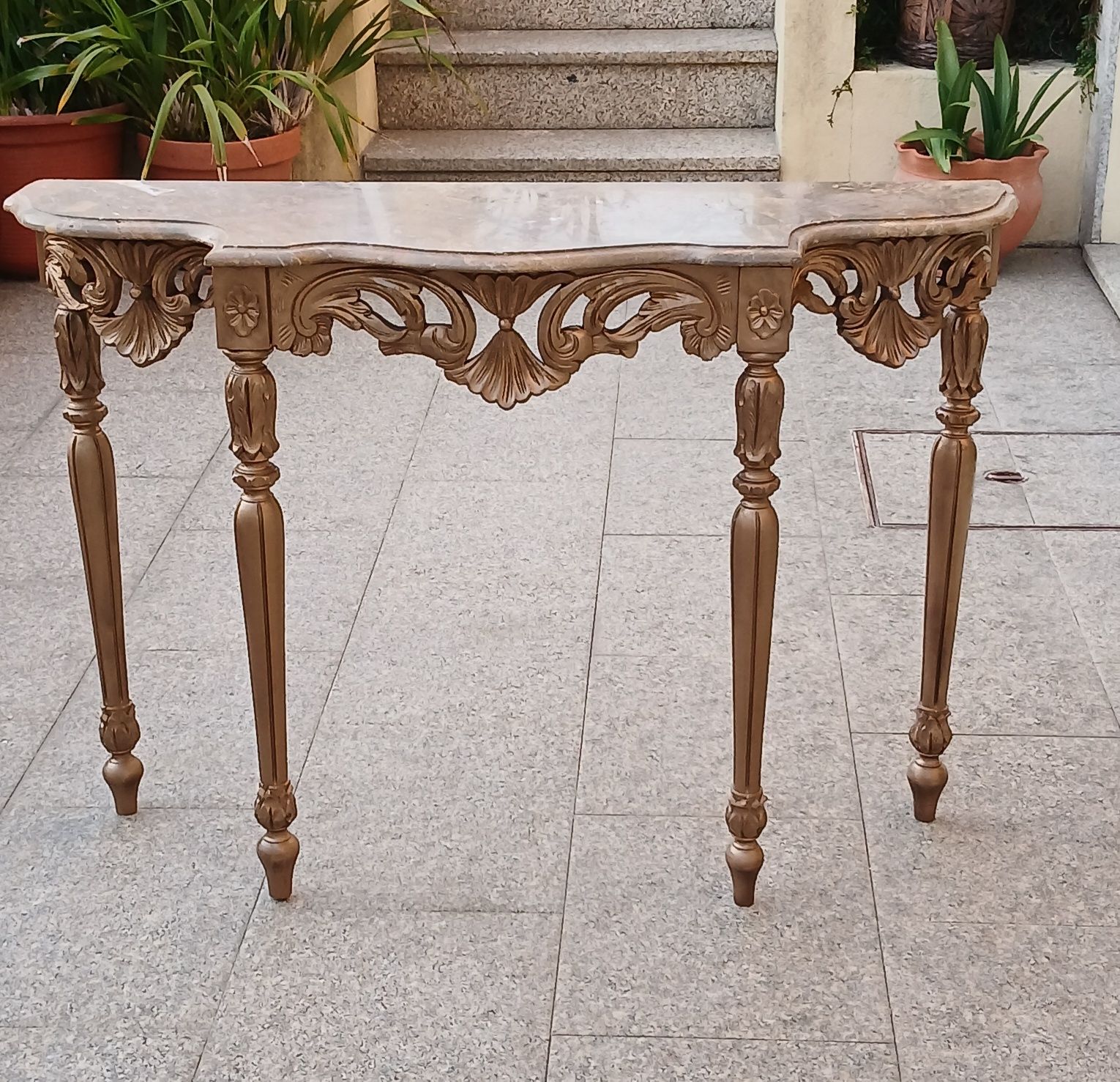 Vendo CREDENCIA ANTIGA em talha trabalhada com pedra mármore.