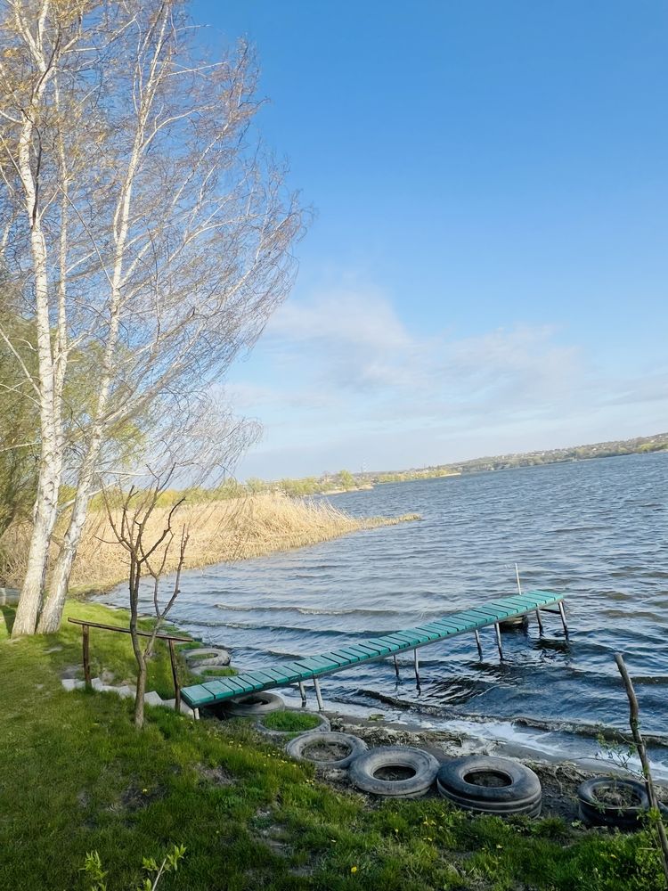 Продається 2 поверх.  будинок біля  річки.