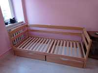 Дерев'яне ліжко і матрац