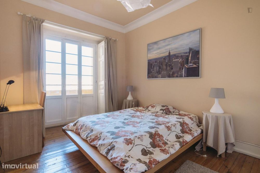 7336 - Spacious double bedroom next to...