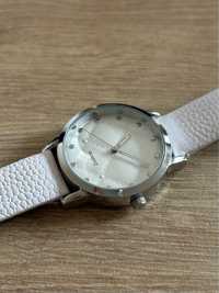 Biały elegancki zegarek Avon