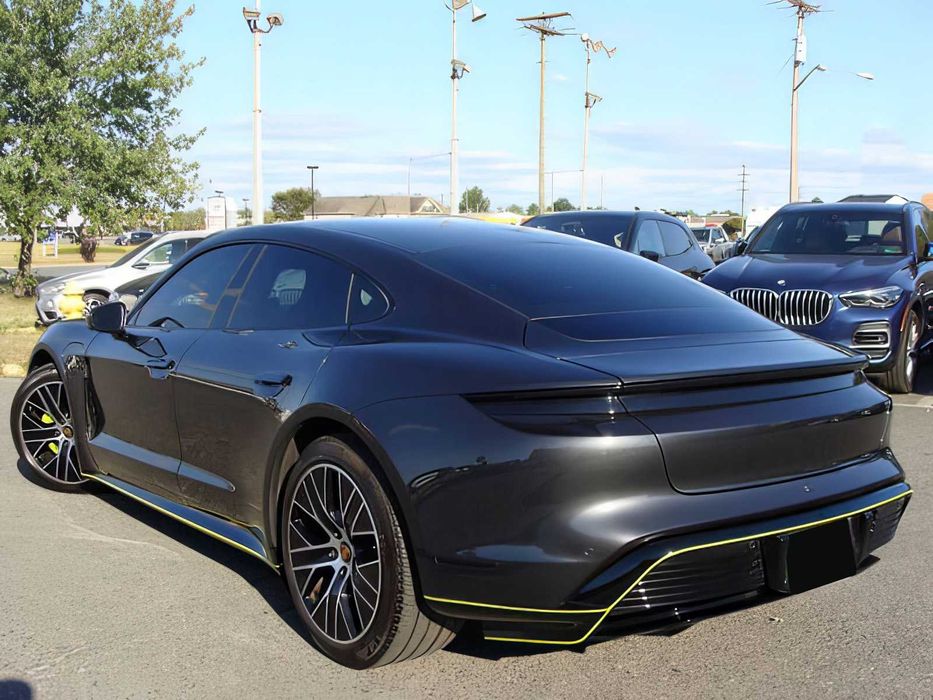 Porsche Taycan      2022