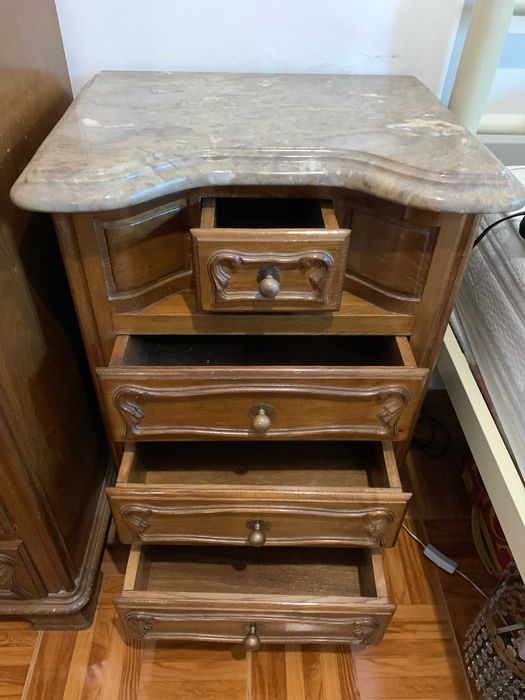 Mesinha de Cabeceira (Madeira Maciça/Tampo em Mármore)