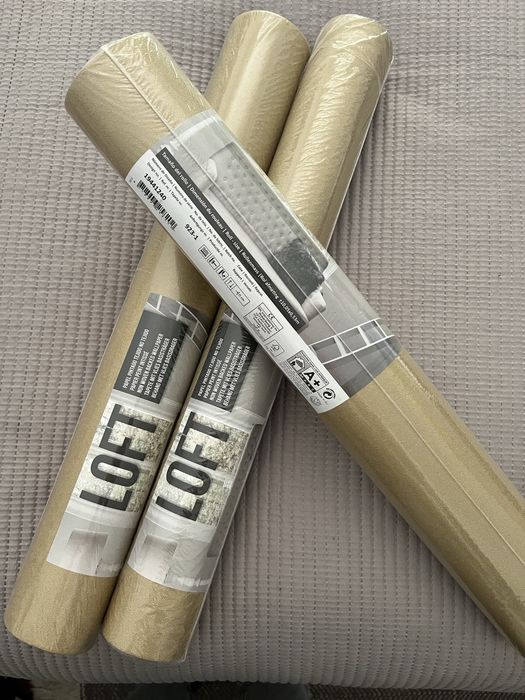 Papel de parede em tom dourado mate