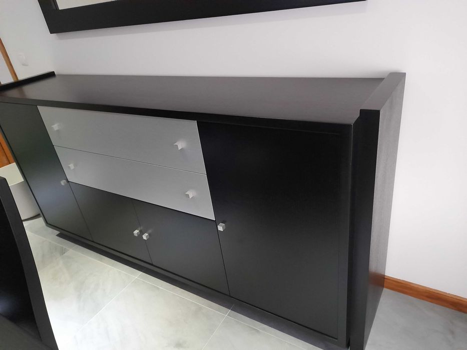 Mobília de sala por usar, fabricada em marceneiro.