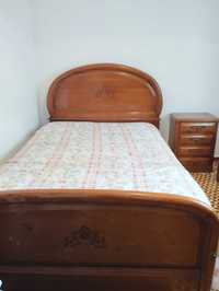 Conjunto cama e mesas cabeceira