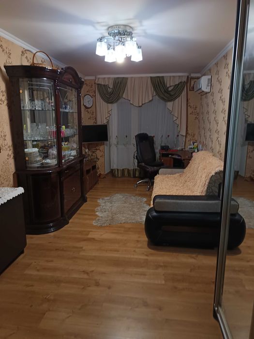 До квартири додається сарай з погребом у дворі.
І підвал під домом.