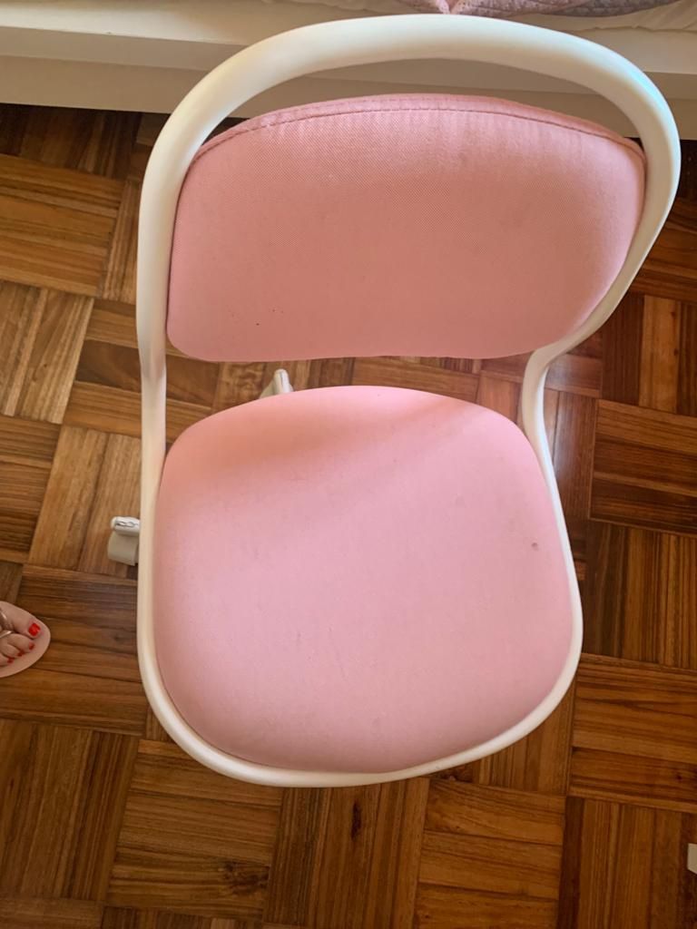Secretária com cadeira e candeeiro branco