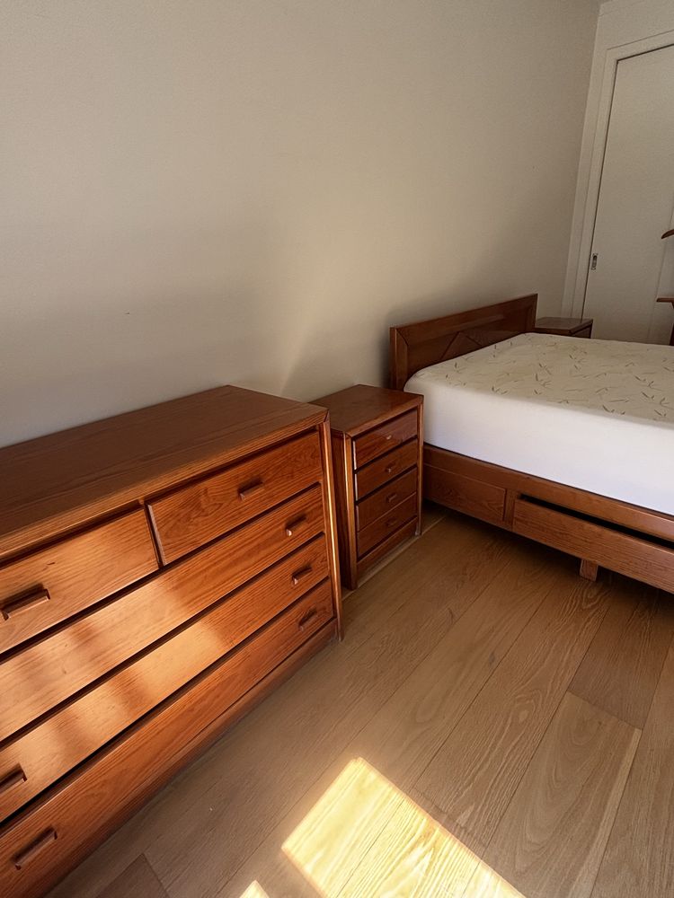 Mobília de quarto de casal em madeira de pinho