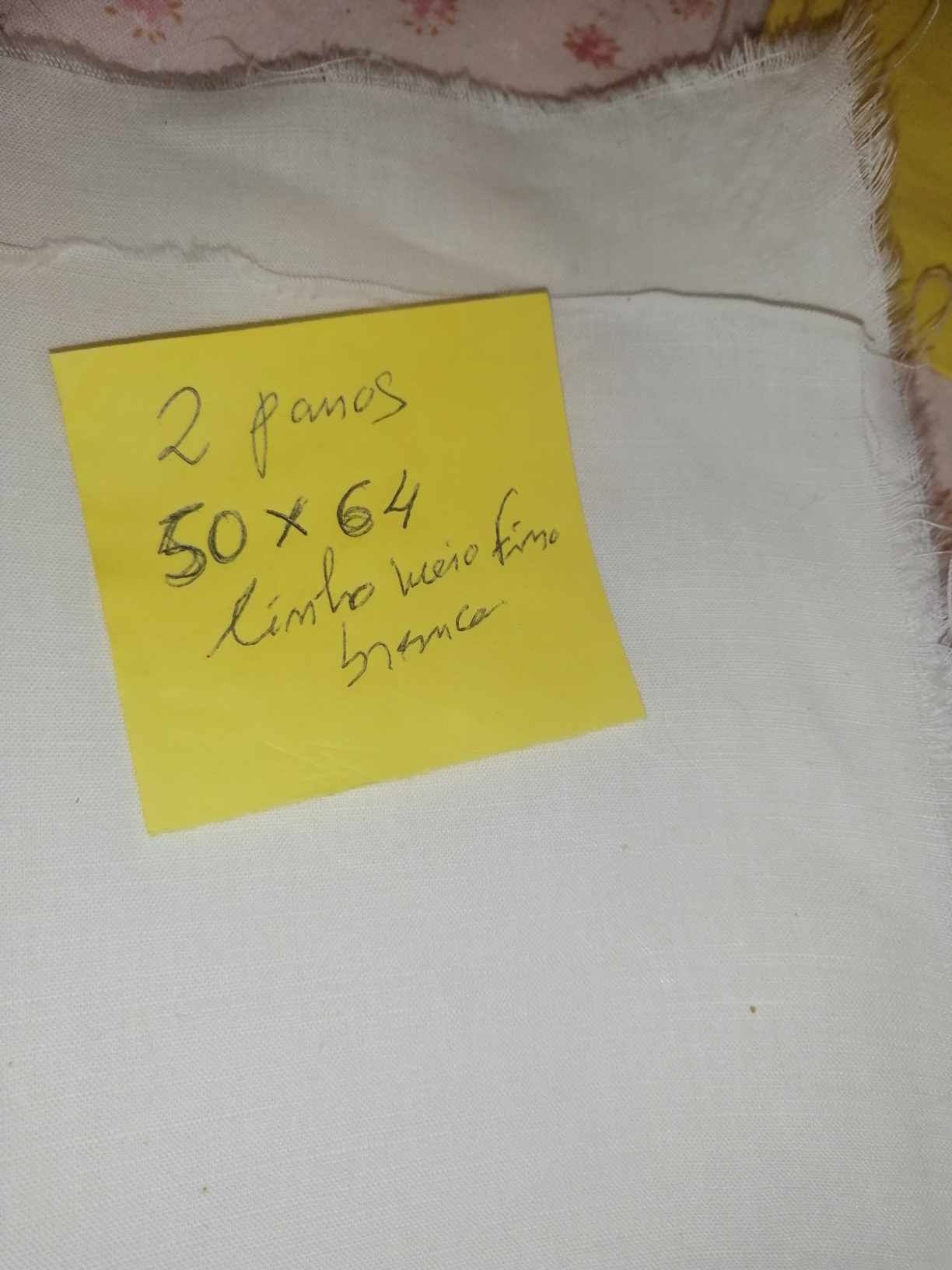 Retalhos de linho meio fino.
