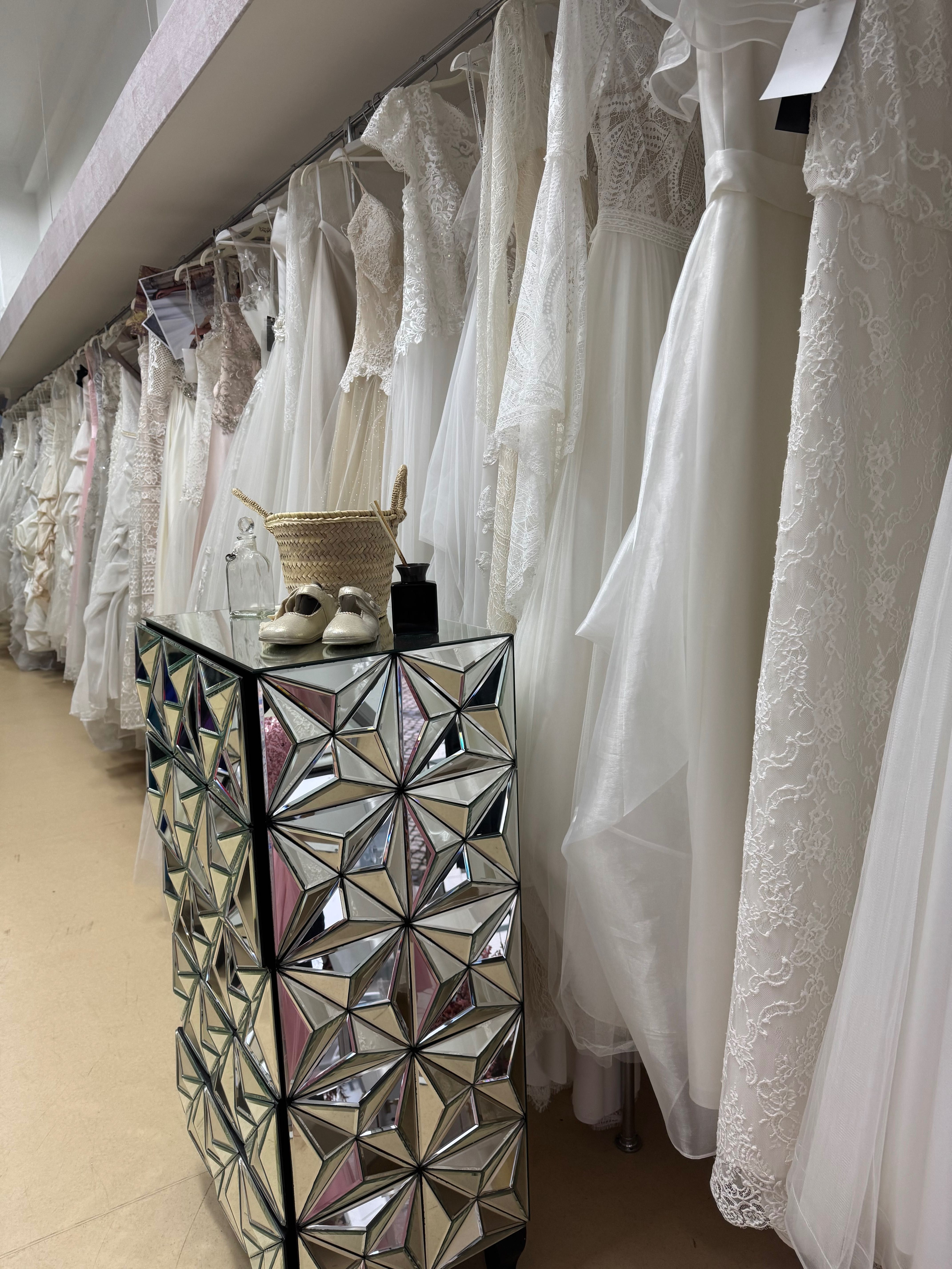 Recheio de loja de vestidos de noiva, festa e fatos de noivo