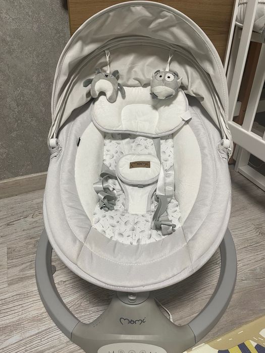 Заколисуючий центр гойдалка Momi