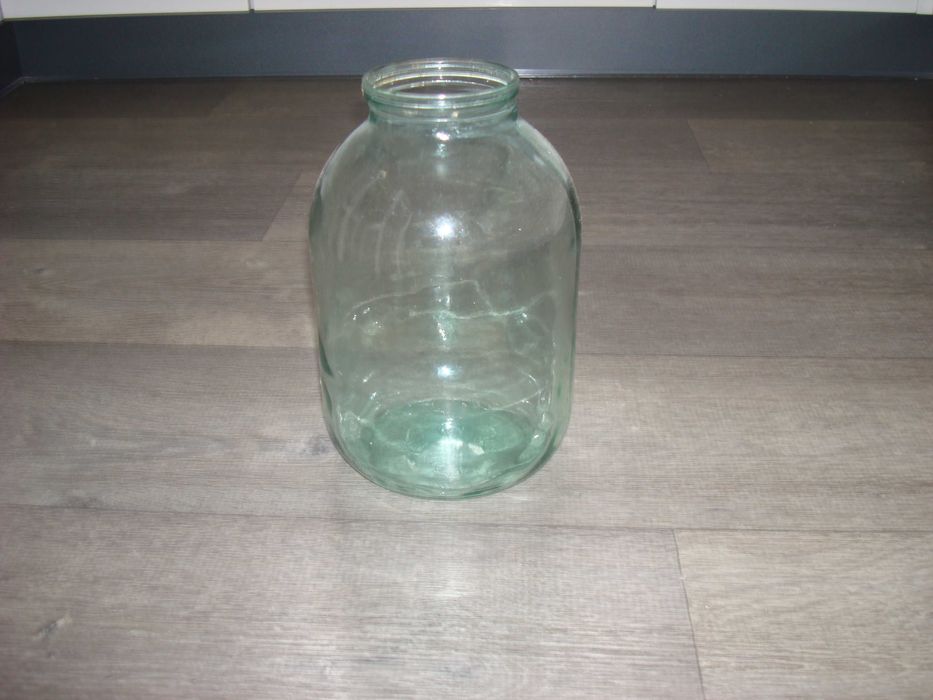 Продаются 3-х литровые банки.