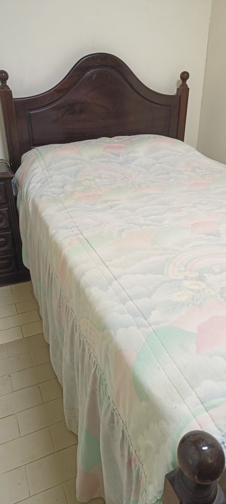 Cama de 120cm com mesa de cabeceira