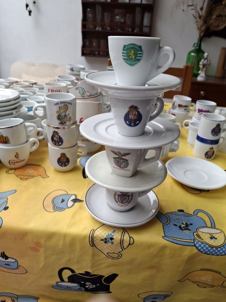 Vendo chávenas de café com pires de clubes