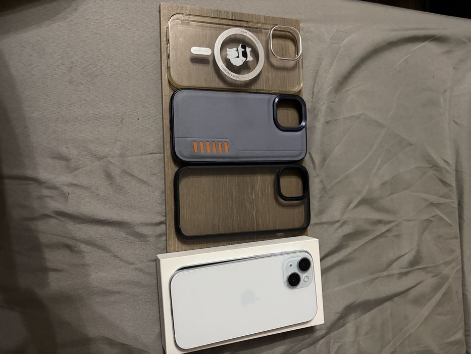 Iphone 15 od nowosci z szkiełkiem i etui na pleckach.