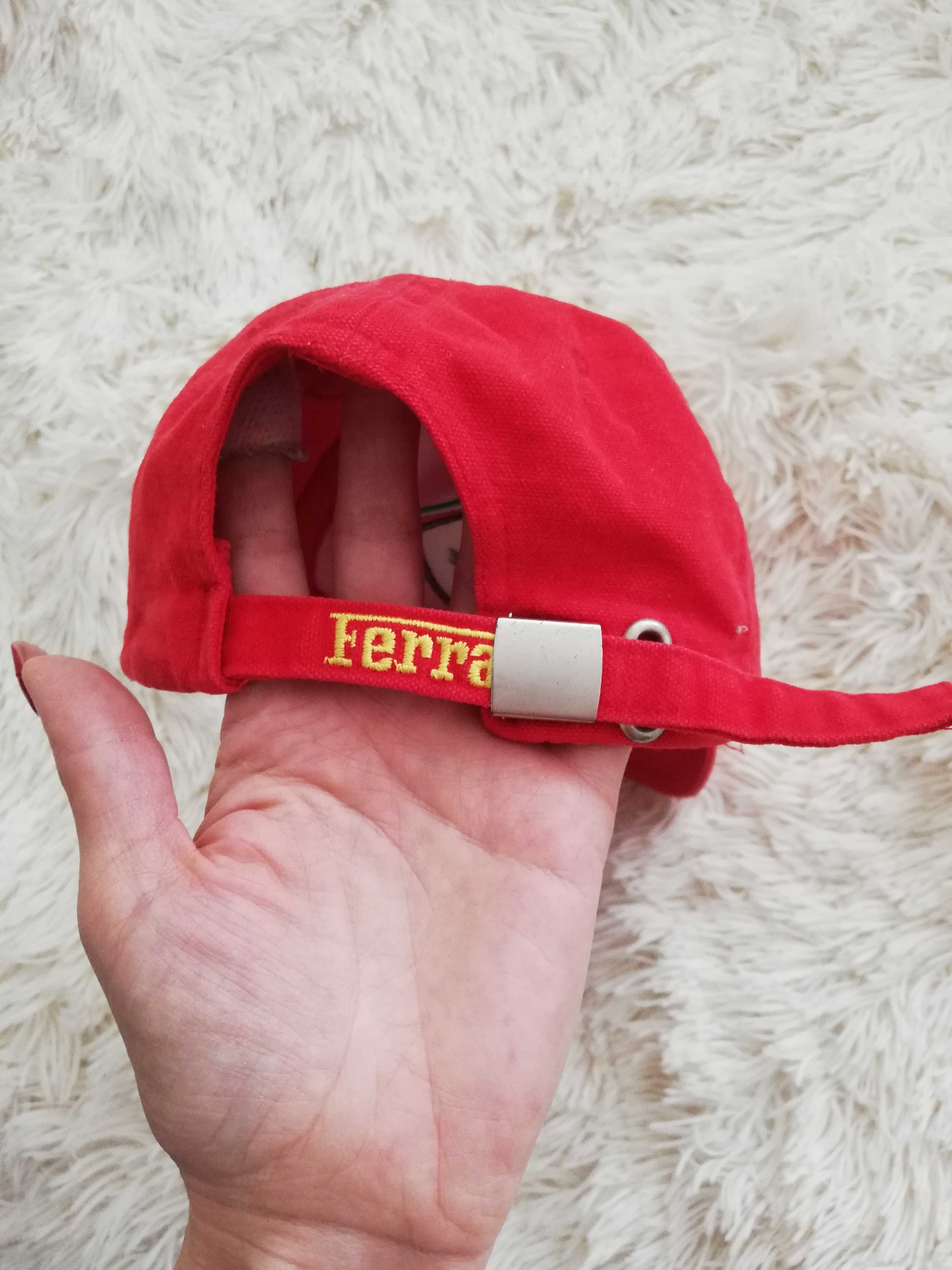czerwona czapka Ferrari z daszkiem