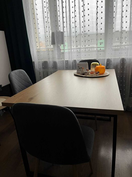 Solidny stół w świetnym stanie – idealny do jadalni lub salonu