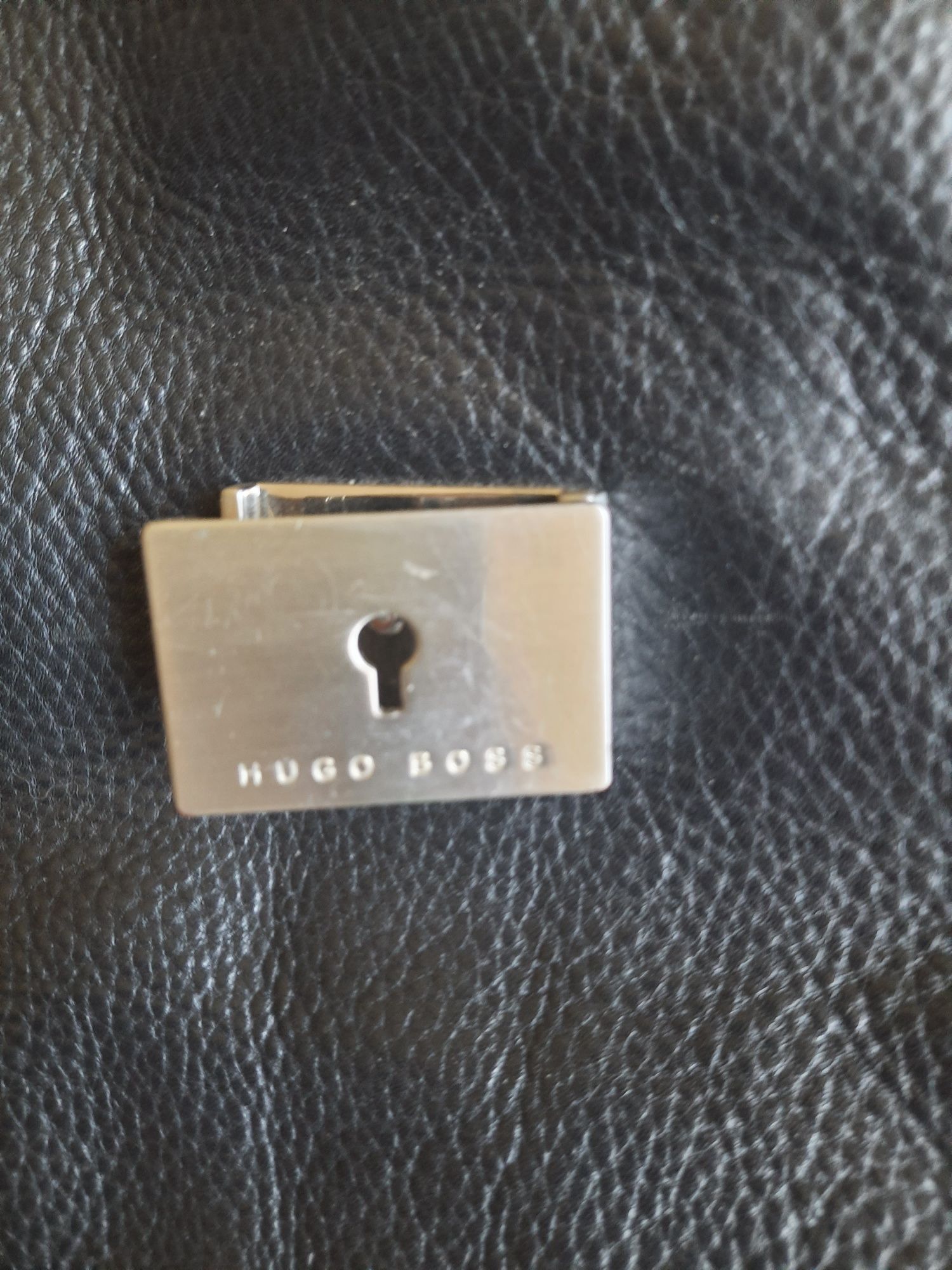 Продам кожаную сумку оригинал      Hugo boss