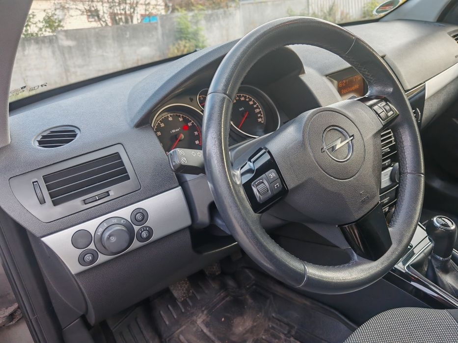 Opel astra 2010 не фарбована