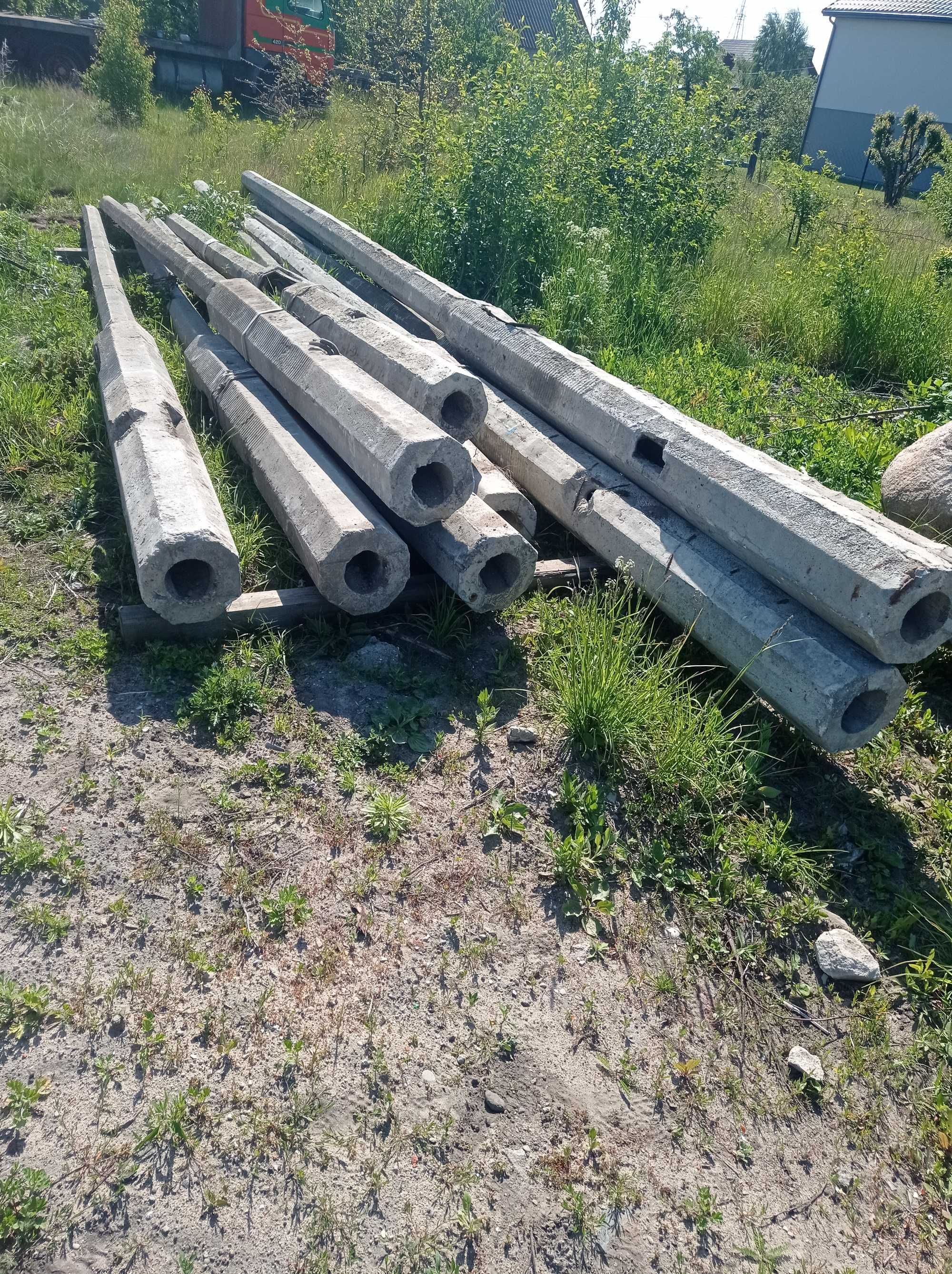 słup betonowy zbrojony oświetleniowy uliczny żelbetowy