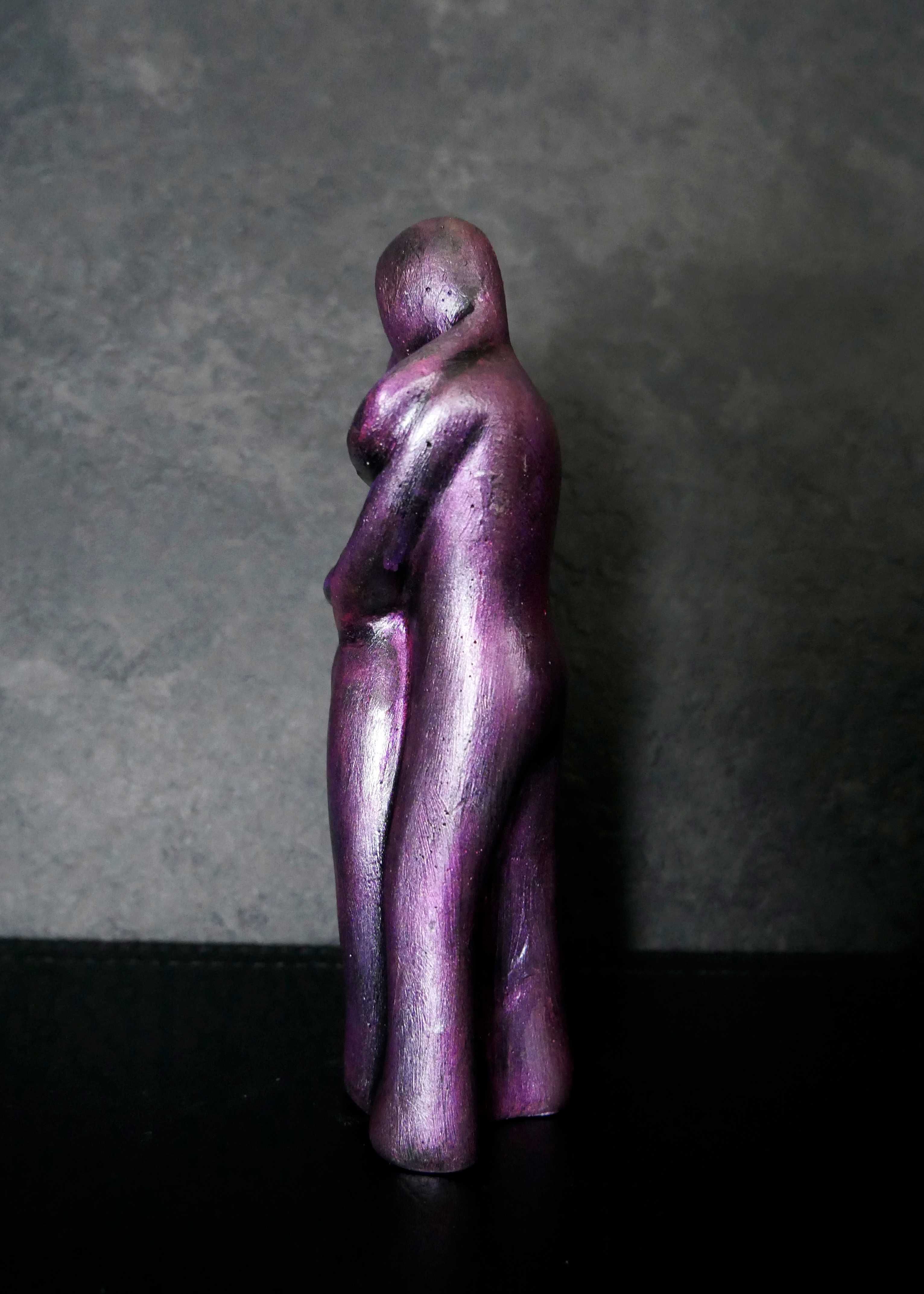 Rzeźba z gipsu, W Twoich Ramionach, fioletowa, wys. 15 cm