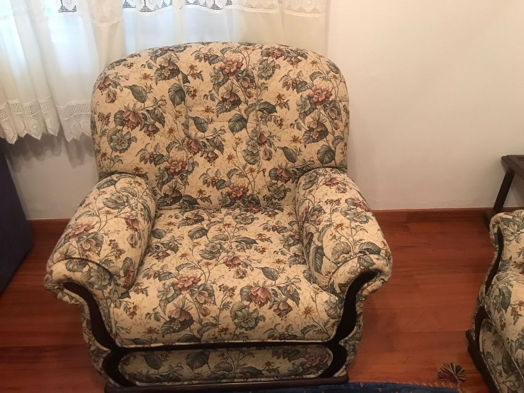 Sofá cama 3 lugares + 2 cadeirões individuais