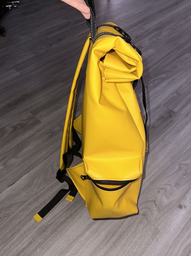 Яскравий жовтий рюкзак Finick rolltop на фастексах для поїздок місткий