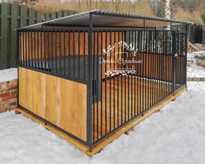 Kojec dla psów 4x2m  Drewniana podłoga ściany zabudowane drewnem ID587