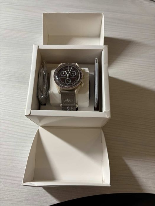 Часи OMEGA x Seatch