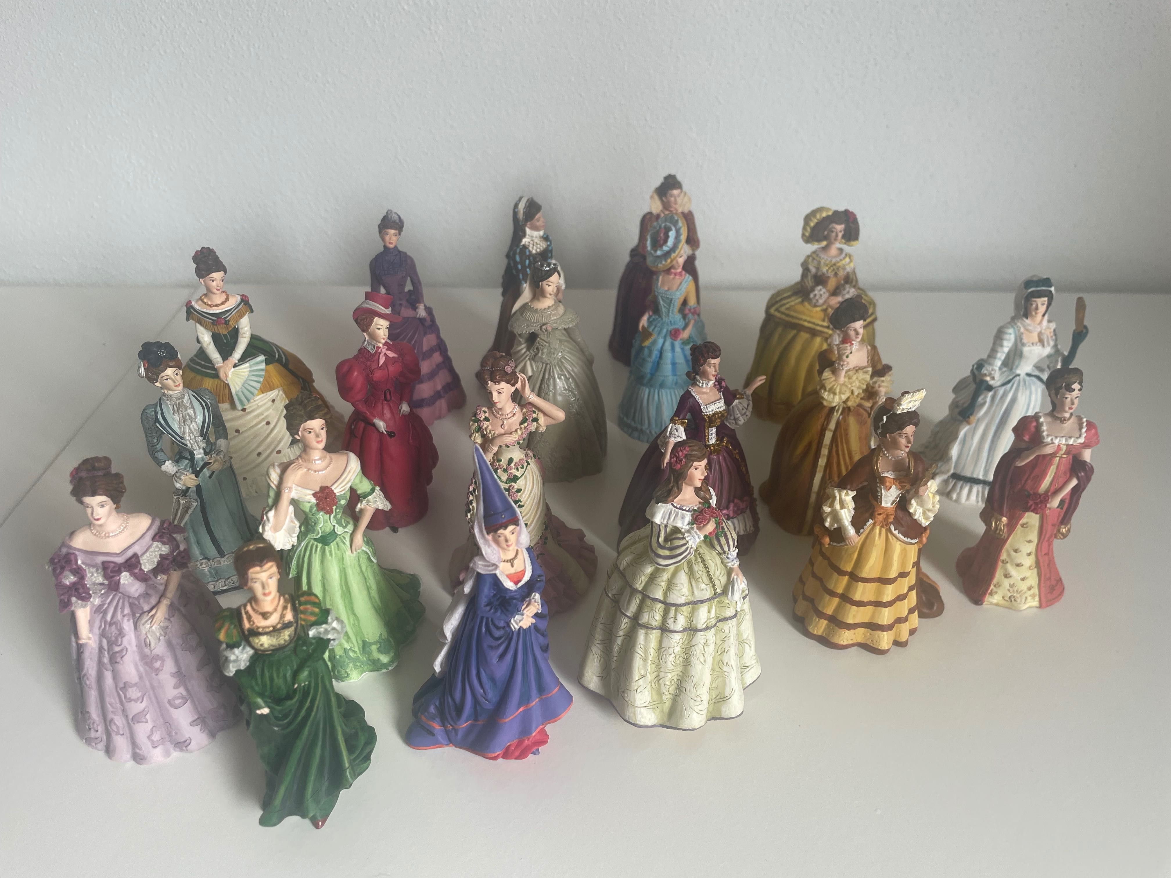 Coleção bonecas com trajes senhoriais