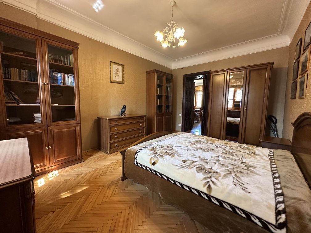 Продам 3х к. кв. сталинку, с гаражом, ул. Декабристов, городок Сказка