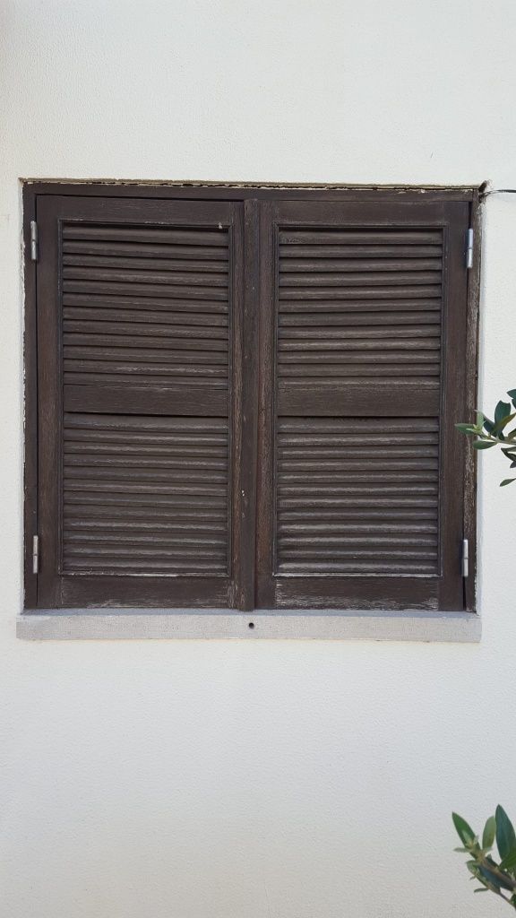 Janelas com portadas e porta em madeira