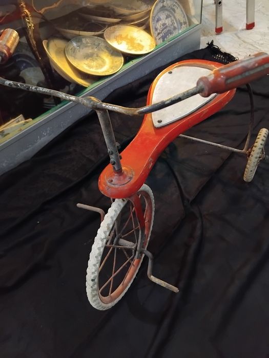 Triciclo antigo em ferro e madeira