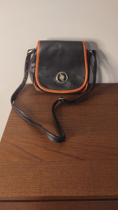 Piękna torebka w kolorze czarnym z brązowym obramowaniem