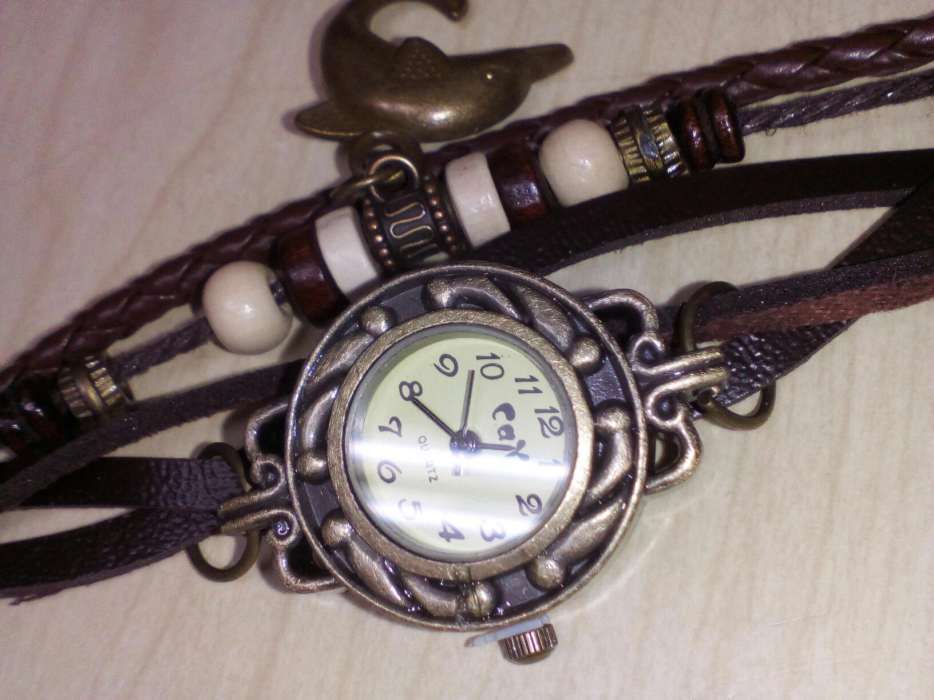 Relógio com Pulseiras.