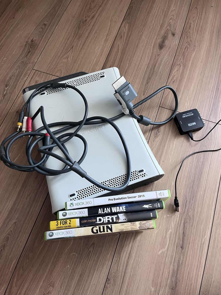 Xbox 360 z grami, kablem i adapterem