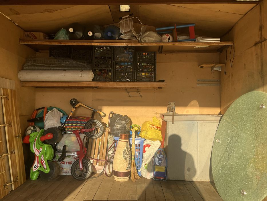 Продам гараж, без місця, самовивіз.