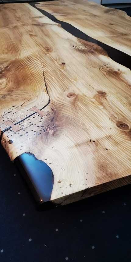 Mesa de jantar de madeira e resina epoxy
