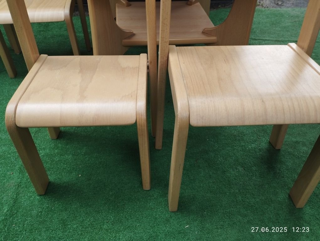 Stolik i cztery krzesełka dla dzieci