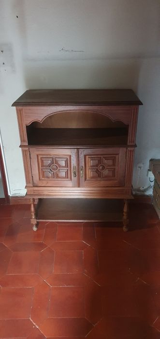 Móvel de madeira usado