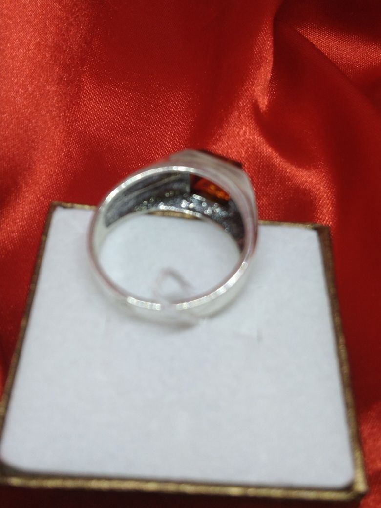 Srebrny pierścionek sygnet z bursztynem, srebro925, R18 (285)