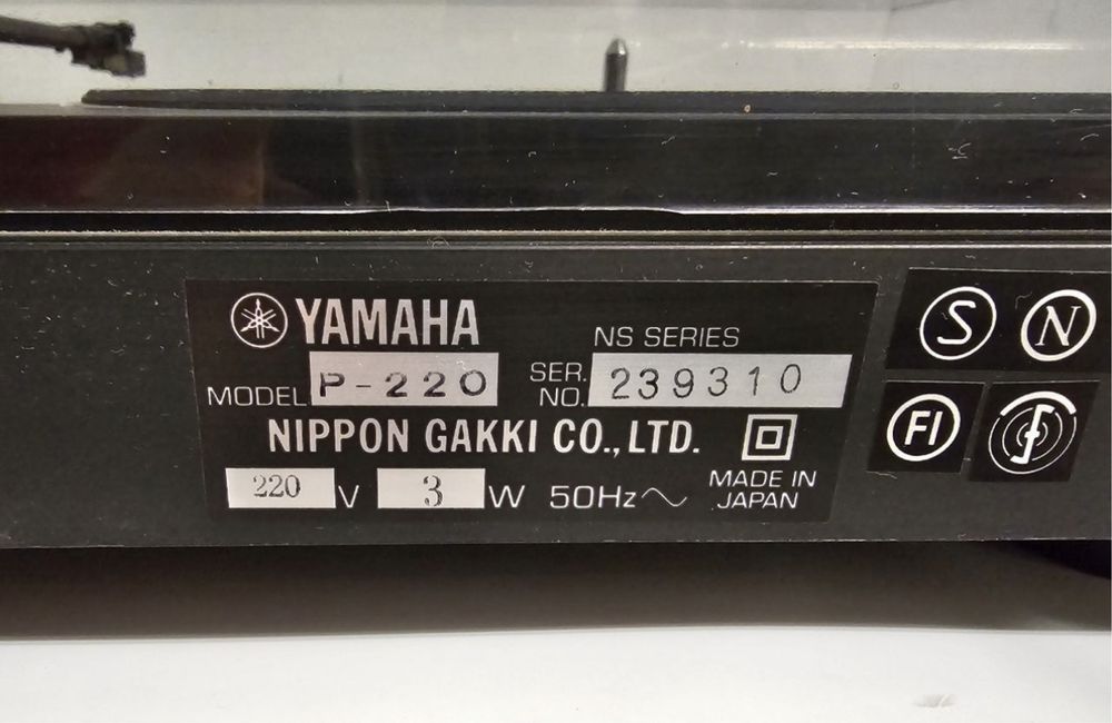 Gramofon półautomatyczny Yamaha P-220, wyprodukowany w Japonii