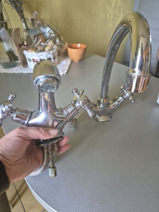 Змішувачі кухонний і в умивальник