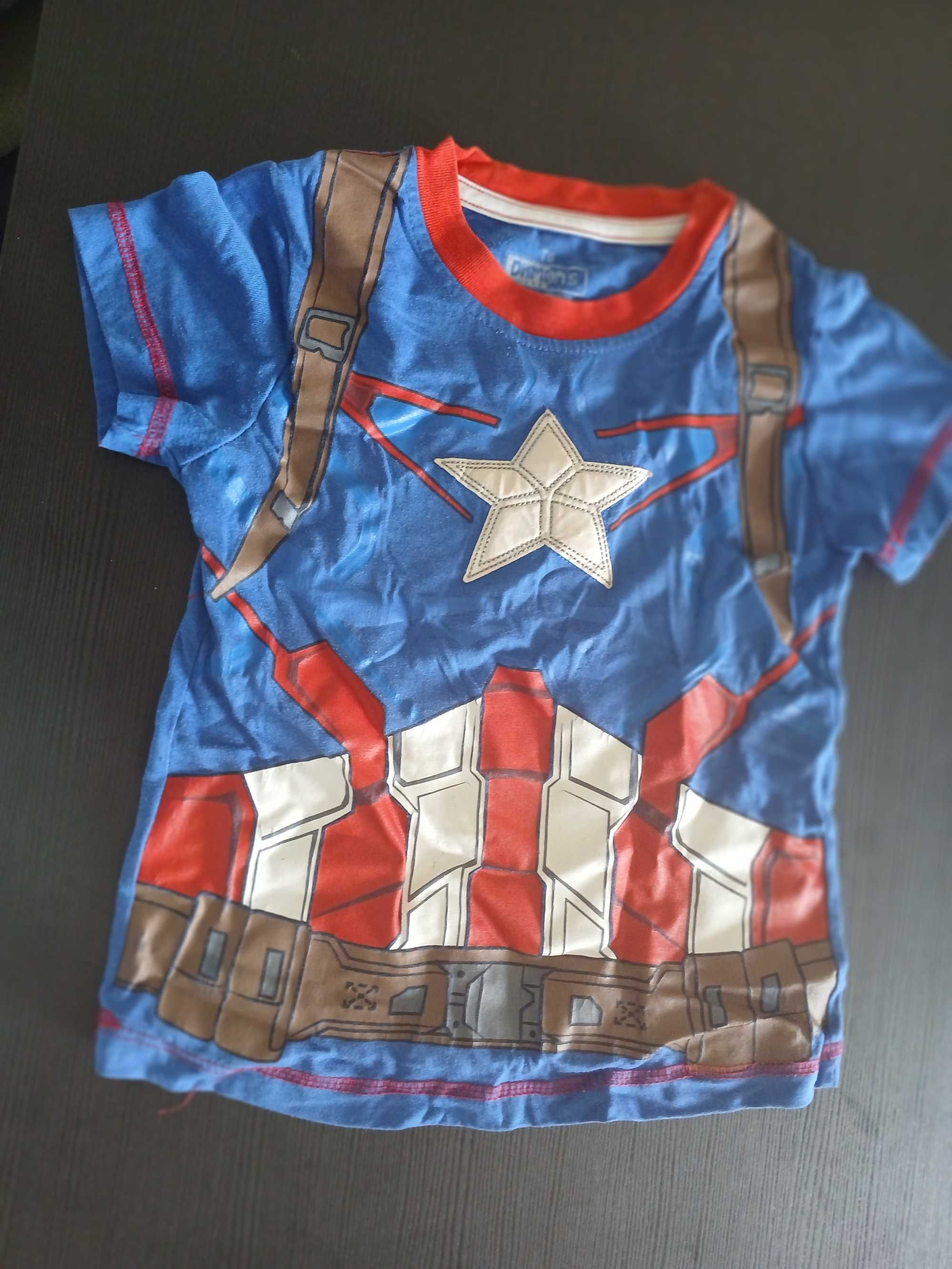 Roupas infantis acessíveis, €2 cada. Na compra de 3, você ganha €1,50.