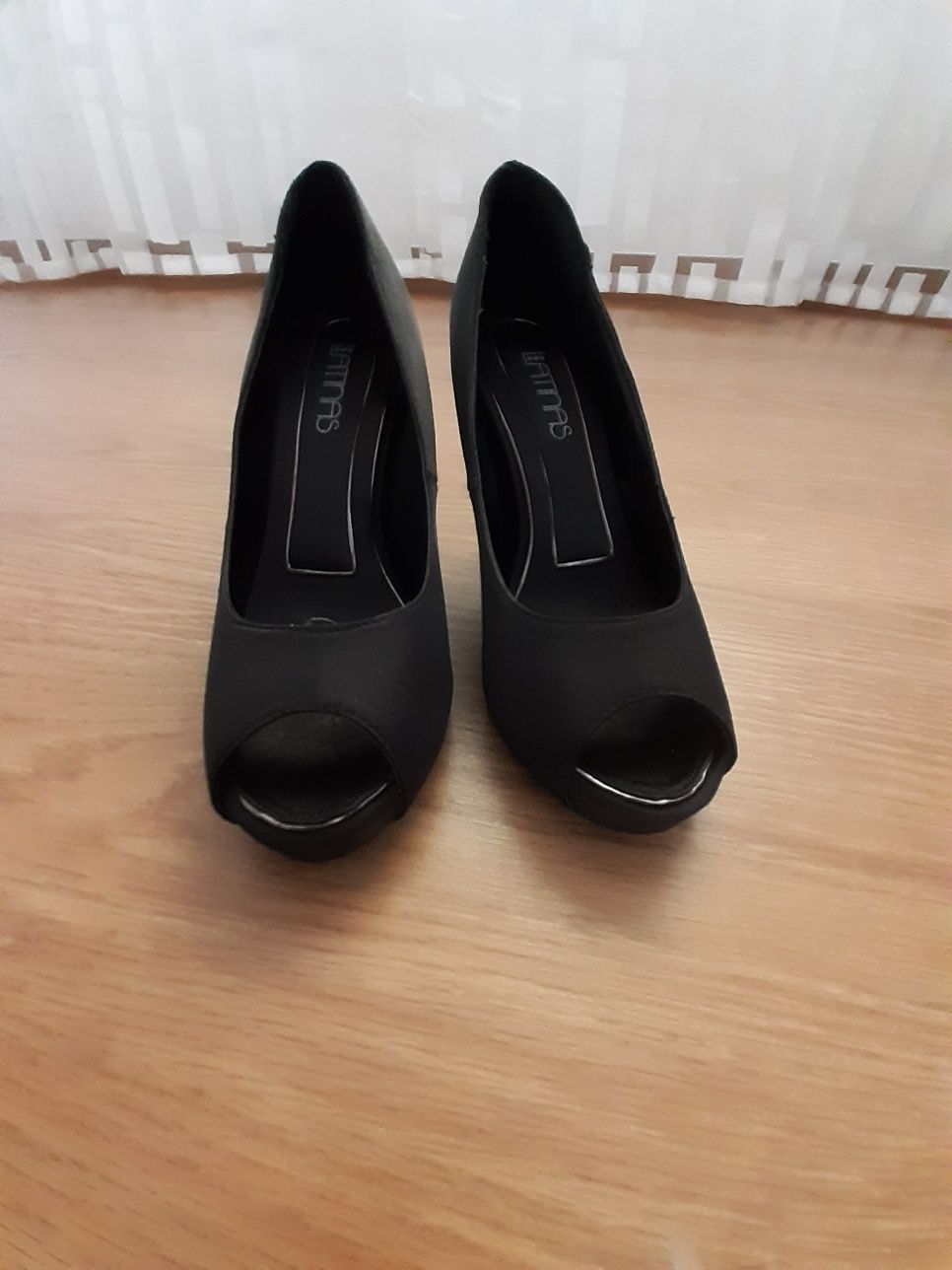 Sapatos pretos senhora