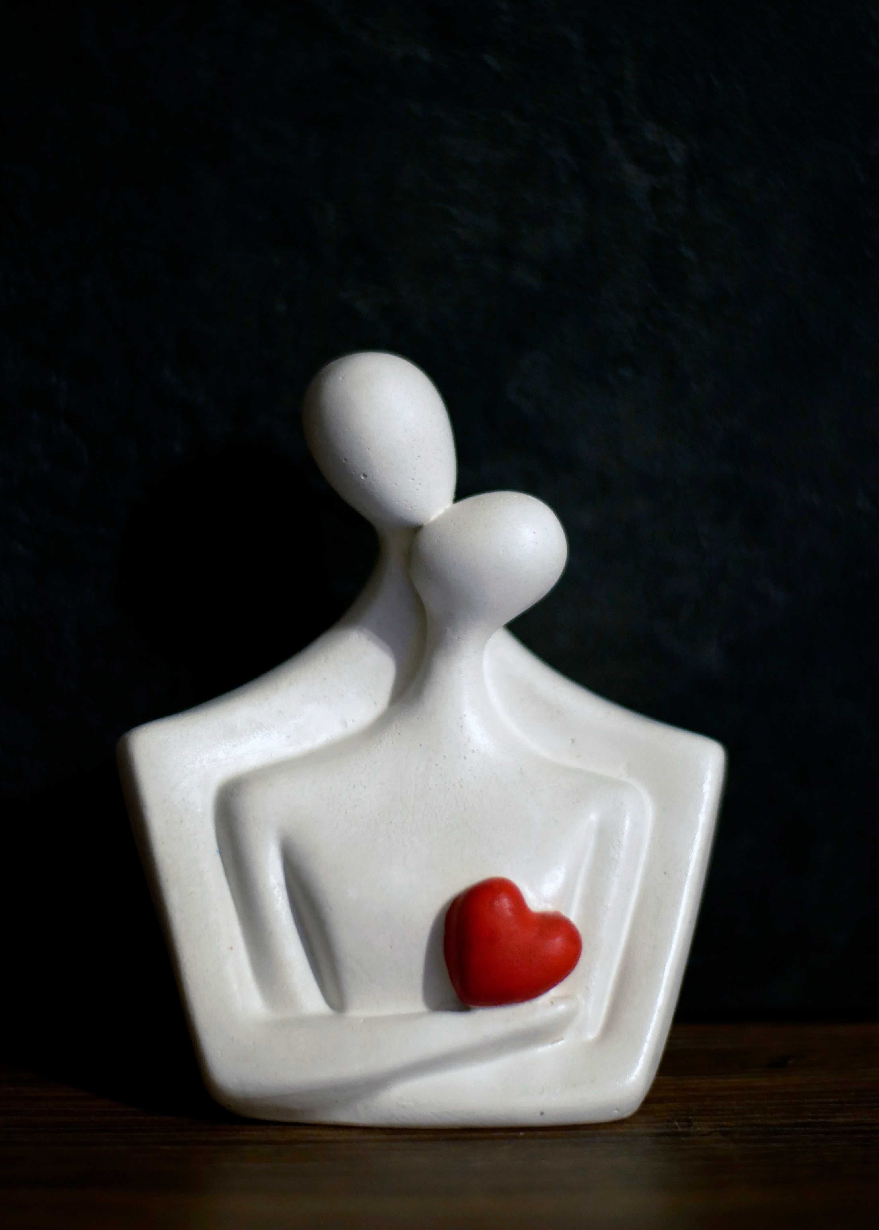 Rzeźba z gipsu, Para Zakochanych, biała, wys. 12,2 cm