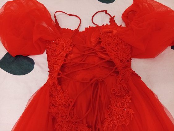 Sukienka tiulowa z rozcięciem