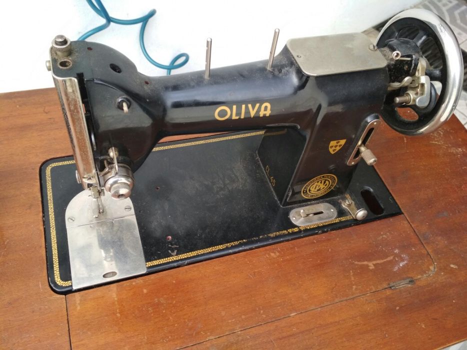 Máquina costura OLIVA CL45 com móvel original e com motor e pedal